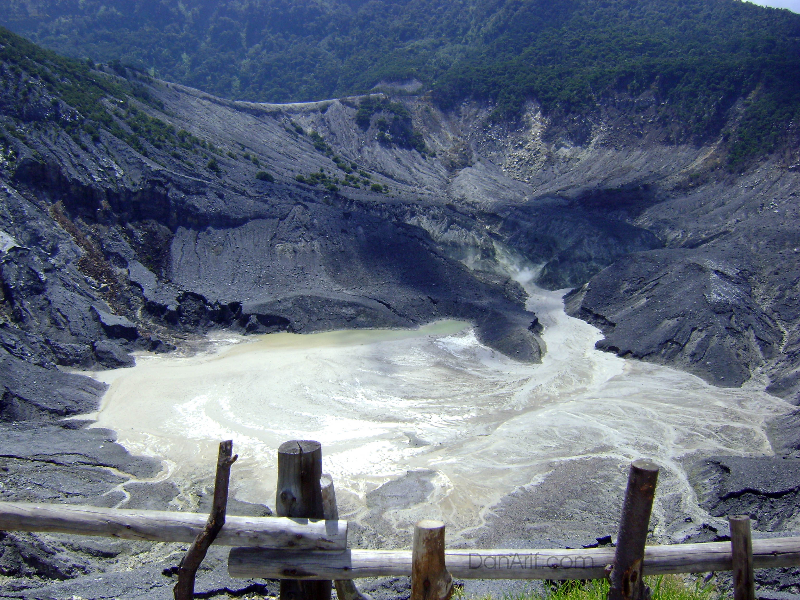 https://d3r8gwkgo0io6y.cloudfront.net/upload/Tangkuban Perahu Volcano.jpg
